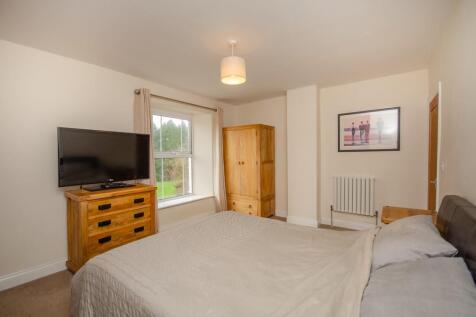 Bedroom1 pic 2.jpg