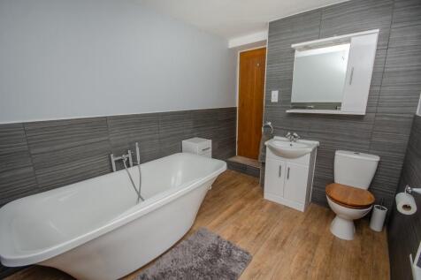 Ensuite bathroom pic 2.jpg