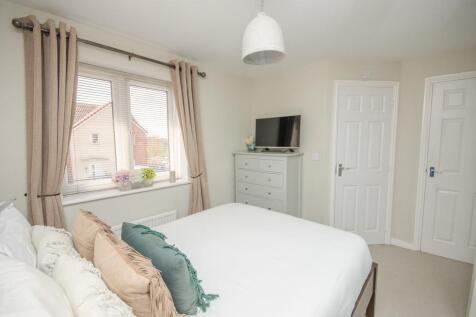 Bedroom 1 pic 2.jpg