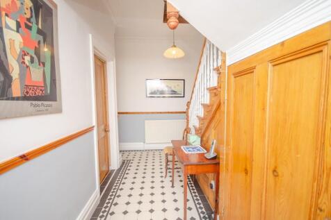 Entrance hall pic 2.jpg