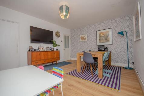 Dining area pic 3.jpg