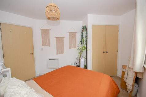 Bedroom 1 pic 2.jpg