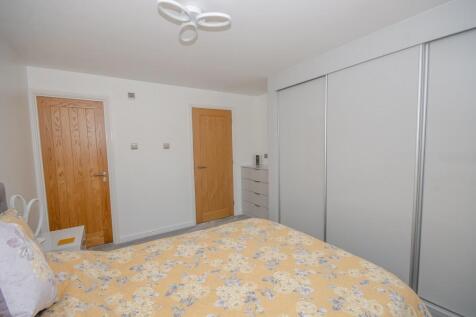 Bedroom 1 pic 2.jpg