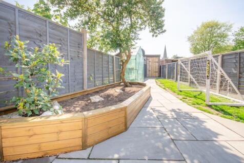 Rear garden pic 2.jpg