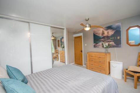 Bedroom 1 pic 2.jpg