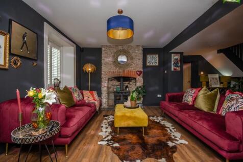Living room pic 3.jpg