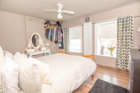 Bedroom 1 pic 2.jpg