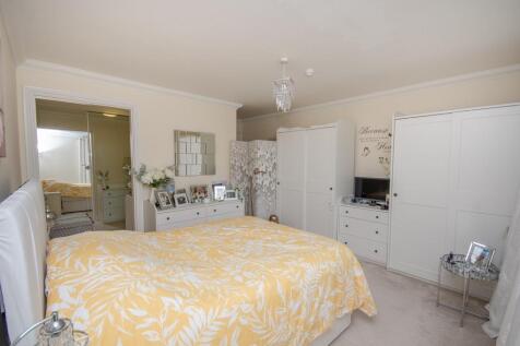 Bedroom 1 pic 2.jpg