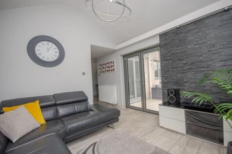 Family room pic 3.jpg