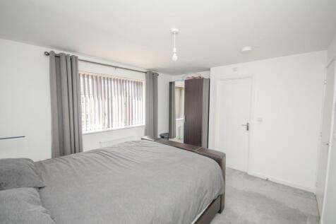 Bedroom 1 pic 2.jpg