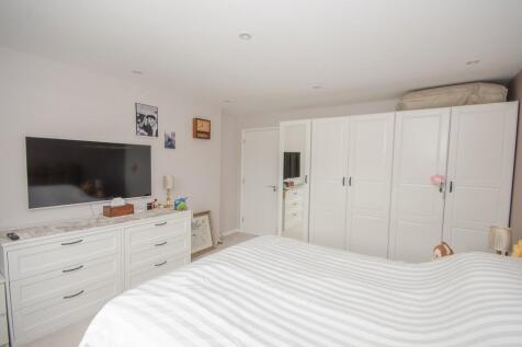 Bedroom 1 pic 2.jpg