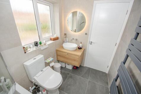 Bathroom pic 2 - Copy.jpg
