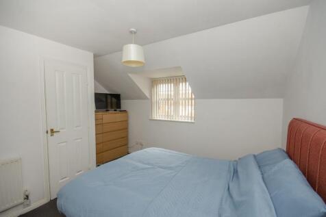 Bedroom 1 pic 2.jpg