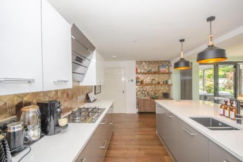Kitchen pic 2.jpg