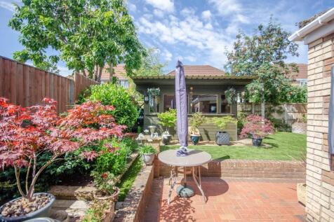 Rear garden pic 2.jpg