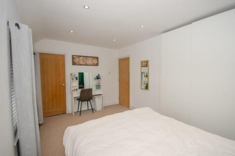 Bedroom 1 pic 2.jpg