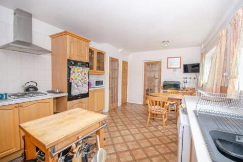 Kitchen pic 2.jpg
