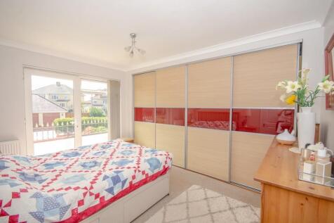 Bedroom 1 pic 2.jpg