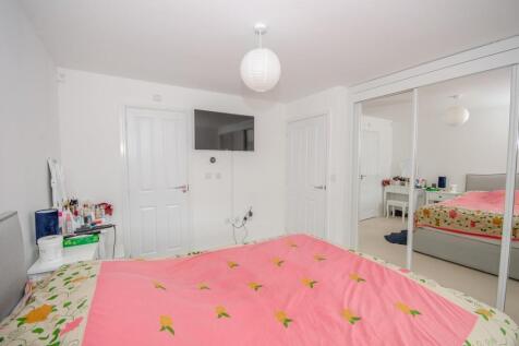 Bedroom 1 pic 2.jpg