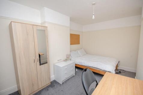 Bedroom 1 pic 2.jpg