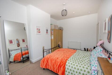 Bedroom 1 pic 2.jpg
