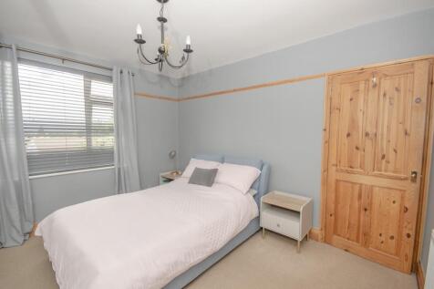 Bedroom 1 pic 2.jpg