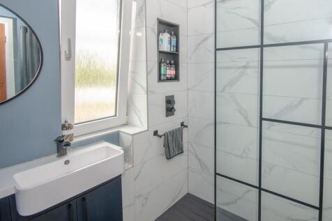 Shower room pic 2.jpg