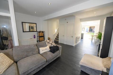 Living room pic 3.jpg