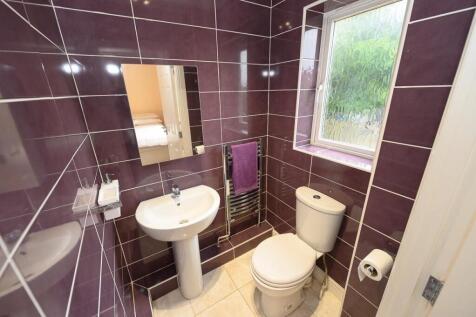 En-suite cloakroom.jpg