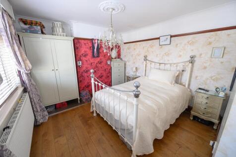 Bedroom 1 pic 2.jpg