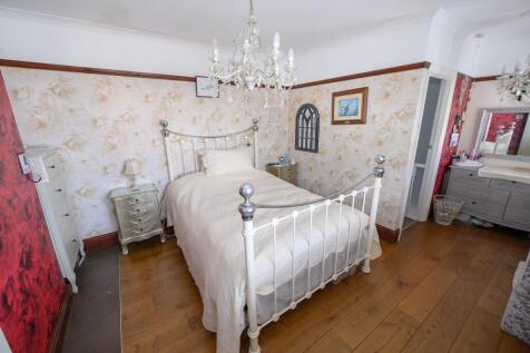 Bedroom 1.jpg