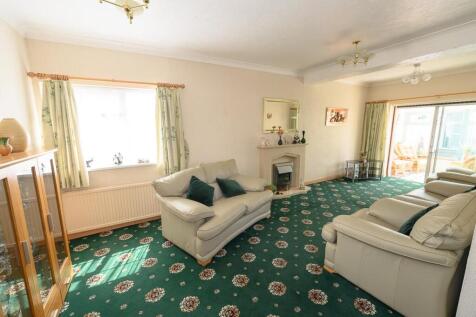 Living room pic 3.jpg