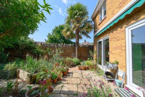 Rear garden pic 2.jpg