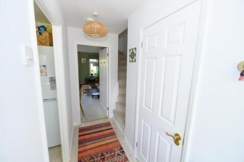 Entrance hall pic 2.jpg