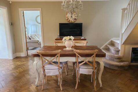 Dining room pic 3.jpg