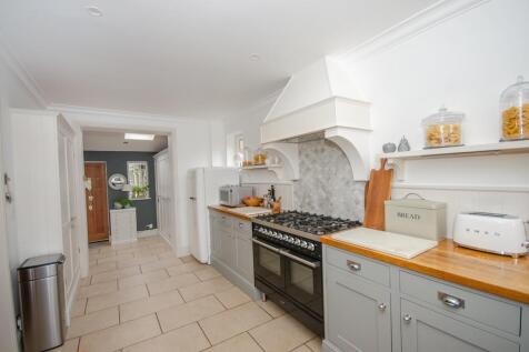 Kitchen pic 2.jpg