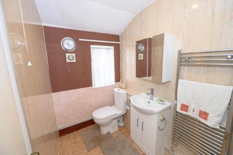 GF shower room pic 2.jpg