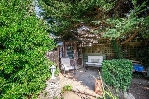 Rear garden pic 2.jpg