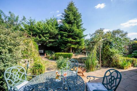 Rear garden pic 3.jpg