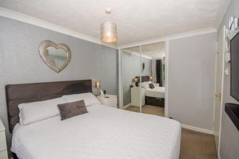 Bedroom 1 pic 2.jpg