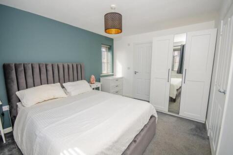 MAster bedroom pic 2.jpg