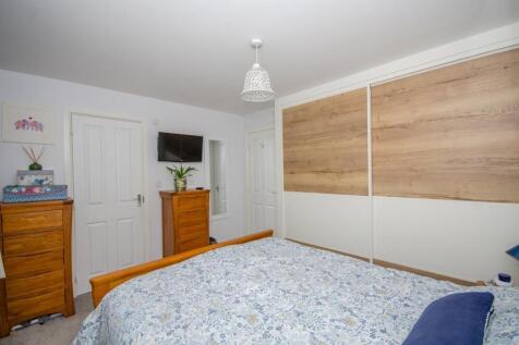 Bedroom 1 pic 2.jpg