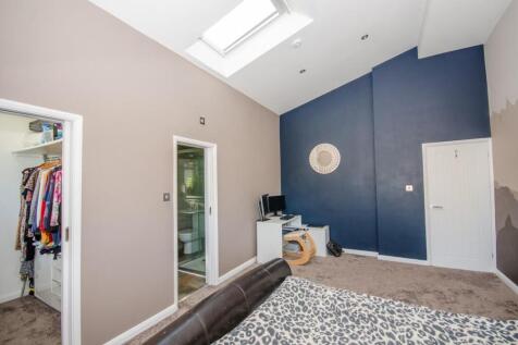 Bedroom 1 pic 2.jpg