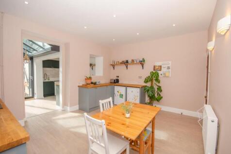 Kitchen pic 2.jpg