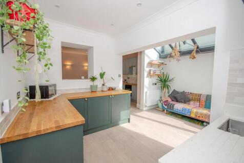 Utility-family room pic 2.jpg