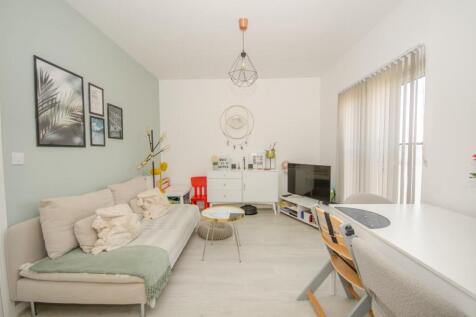 Living room pic 2.jpg