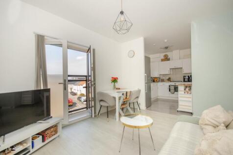 Living room pic 3.jpg