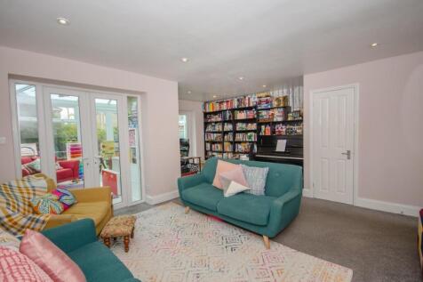 Living room pic 2.jpg