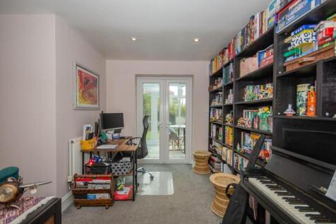 Living room pic 3.jpg