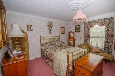 Bedroom 1 pic 2.jpg